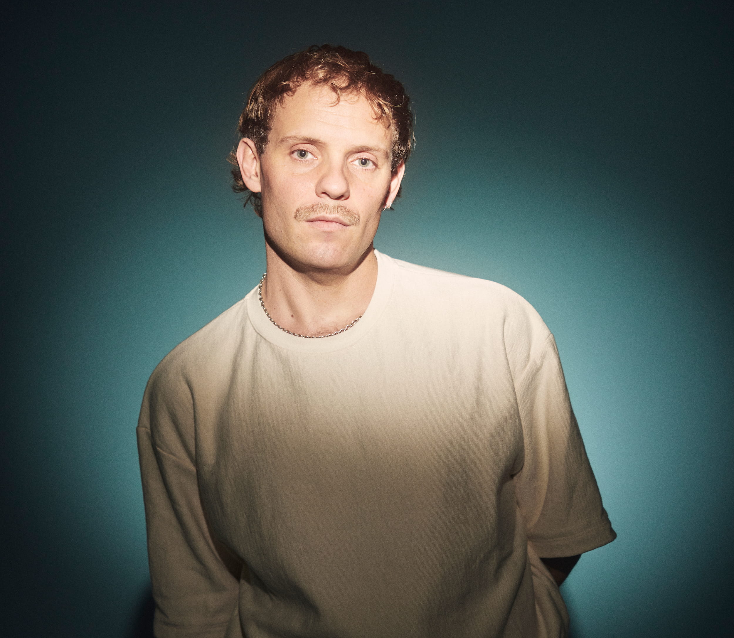 Mergulhe no som de Juan Hansen, artista argentino de live act que está de volta ao Brasil nos dias 22 e 23 de agosto